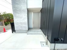 雨の日にはありがたい屋根付きの玄関ポーチ(外観)