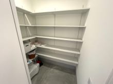 ホールを真っすぐ進むと洗面。右へ進むとファミリークローゼット～キッチンへつながります♪(玄関)