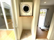 洗濯機置き場の横が中庭になっています。家事同線もバッチリ♪