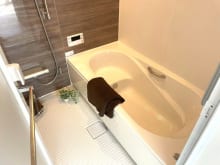 ゆったりした広さのシステムバス。足を伸ばして毎日の疲れを癒せます。(風呂)