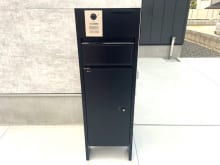 入浴中や外出時など、代わりに荷物を受け取ってくれるダイヤル付きの宅配ボックス。(外観)