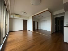 日当たり良好な広々としたリビングは家族が自然と集まる憩いの場所。居心地の良い空間です(居間)