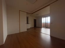 普段は広々としたリビングとして、来客時には扉を閉めて客室に！使い勝手の良い洋室です♪(内装)