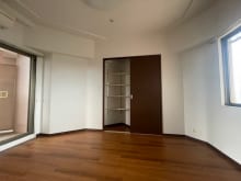 2面採光の洋室。明るく風通しもよいので、ゆったりとくつろいで過ごせます。(内装)