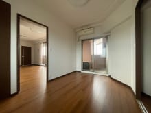 こちらのお部屋はバルコニーに面しており、日当たり、通風ともに良好です！寝室や子供部屋など多彩いにお使い頂けます！(内装)