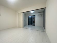 シンプルな洋室なので、お部屋のコーディネートがお楽しみいただけます！！(居間)