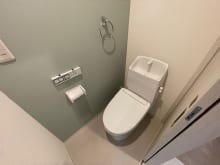 壁紙がアクセントとなったおしゃれな雰囲気のお手洗い。お掃除しやすい形状のトイレです。(内装)