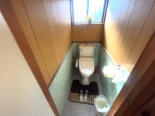 光が差し込む明るいトイレ