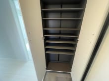 棚の位置が変えられるので長いブーツも綺麗に収納できます♪(玄関)