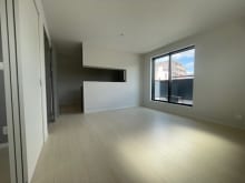 日当たり良好！！休日はお家でゆっくりポカポカ日向ぼっこをしながらお昼寝をするのもいいですね♪(居間)