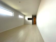凹凸のない四角い部屋なので使い勝手にも優れています！(居間)