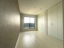 こちらのお部屋はバルコニーに面しており、日当たり、通風ともに良好です！(寝室)