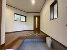 広々とした明るい玄関！！収納棚なども置ける十分なスペースがあります♪