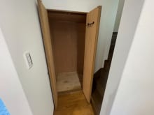 玄関横に収納あり！アウトドア用品や、寒い季節はアウターなども収納でき大変便利です♪