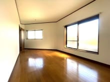 こちらのお部屋はバルコニーに面しており、日当たり、通風ともに良好です！(寝室)