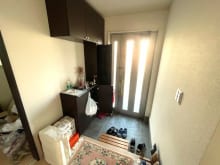 毎日利用する玄関は明るく快適に。採光を考え抜いて造られた玄関は「行き」も「帰り」も優しく家族を送り出し出迎えます。(玄関)