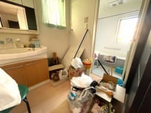 身支度の際に重宝する三面鏡タイプの洗面台です。洗面ボウル下、三面鏡裏に収納スペースがあります。