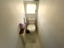 大きめの窓付きトイレは日当たり風通し共に良好です♪