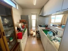 暗くなりがちなキッチン。こちらのキッチンは、３方向からの光が差し込むため大変明るくなっております♪明るいキッチンで毎日のお料理も楽しくなりそうです♪(キッチン)