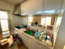 勝手口があるのでゴミ出しも楽々♪(キッチン)