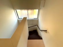 暗くなりがちな階段にも、窓から明るい日差しとさわやかな風が入ります。