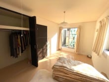 約7.5帖の主寝室。バルコニーに面しており、奥行きが感じられます。(寝室)