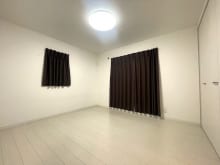 どんな家具も合わせやすいデザイン！シンプルなつくりだからこそどんな色味・どんな素材の家具もしっくりマッチします♪(寝室)