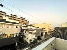 すぐ近くには買い物施設もあり便利です♪