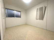 白を基調とした明るい雰囲気の洋室です。(寝室)