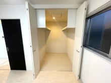 寝室にはウォークインクローゼットご用意しております♪広い寝室がより広く使用できる工夫があります♪