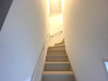 暗くなりがちな階段にも、窓から明るい日差しとさわやかな風が入ります。