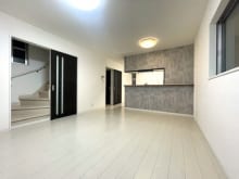 リビングイン階段でご家族がコミュニケーションの取りやすいプラン(居間)