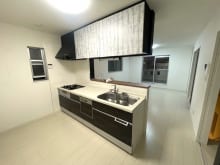 キッチン横にも窓があり、明るい日が差し込みます♪(キッチン)