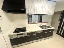 リビングが見渡せる対面キッチン。家事をしながらご家族と一日の出来事を話したり。コミュニケーションが取りやすく、家族の存在を近くに感じます。(キッチン)