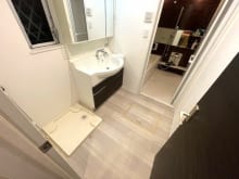 使い勝手の良い鏡裏収納付３面鏡型の独立洗面化粧台。