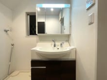 身支度の際に重宝する三面鏡タイプの洗面台です。洗面ボウル下、三面鏡裏に収納スペースがあります。