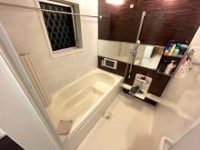 ゆったりした広さのシステムバス。足を伸ばして毎日の疲れを癒せます。(風呂)