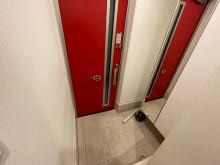 赤色がアクセントの元気が出そうな玄関扉！(玄関)