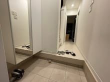 大きな鏡付きのシューボックス♪玄関にはクローゼットもあり、散らかりがちな玄関もスッキリ綺麗に保てます♪(玄関)