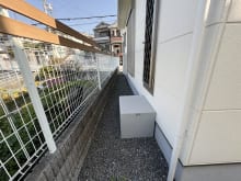 勝手口すぐ横にごみ箱など置けるスペースがあります！
