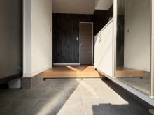 広々とした玄関にはたっぷりと日が差し込みます♪(玄関)