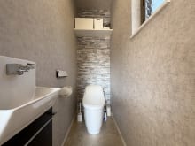 ホテルライクなトイレ♪1階トイレには手洗器が付いています！