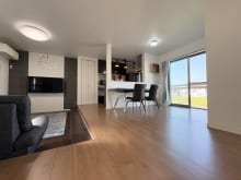 20.5帖の広々としたリビングは南北に窓があり、日当たり風通し共に良好です♪(居間)