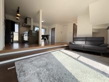 憧れの小下がり！！段差がベンチにもなり自然と人が集まる空間に♪冬は床暖でポカポカです♪(居間)