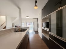 暗くなりがちなキッチンにも自然な光が差し込みます♪大容量のカップボードでキッチン周りもスッキリ収納！！(キッチン)