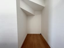 階段下のちょっとしたスペース♪収納棚を置いても◎お子様の隠れ家にもなりそうですよね(^^)