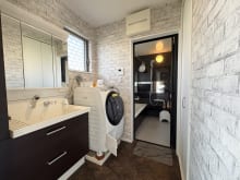 オシャレな壁紙がアクセントな洗面所！！洗面所には可動棚付きのクローゼットがあり、タオルなどの収納に便利です！