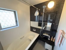 ゆったりした広さのシステムバス。足を伸ばして毎日の疲れを癒せます。(風呂)