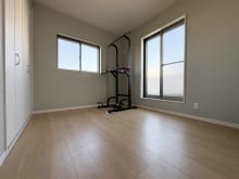 どんな家具も合わせやすいデザイン！シンプルなつくりだからこそどんな色味・どんな素材の家具もしっくりマッチします♪(子供部屋)