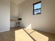 デスク付き！在宅ワークもはかどりそうです♪(子供部屋)